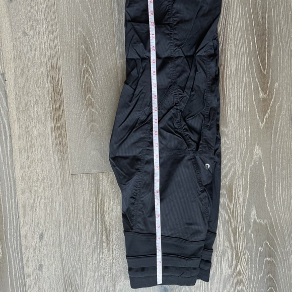 Black studio crop - Picture 5 of 8